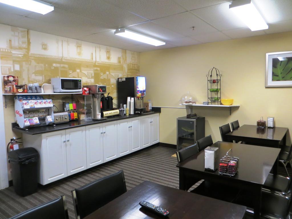 Super 8 By Wyndham Saskatoon Near Downtown Otel Dış mekan fotoğraf