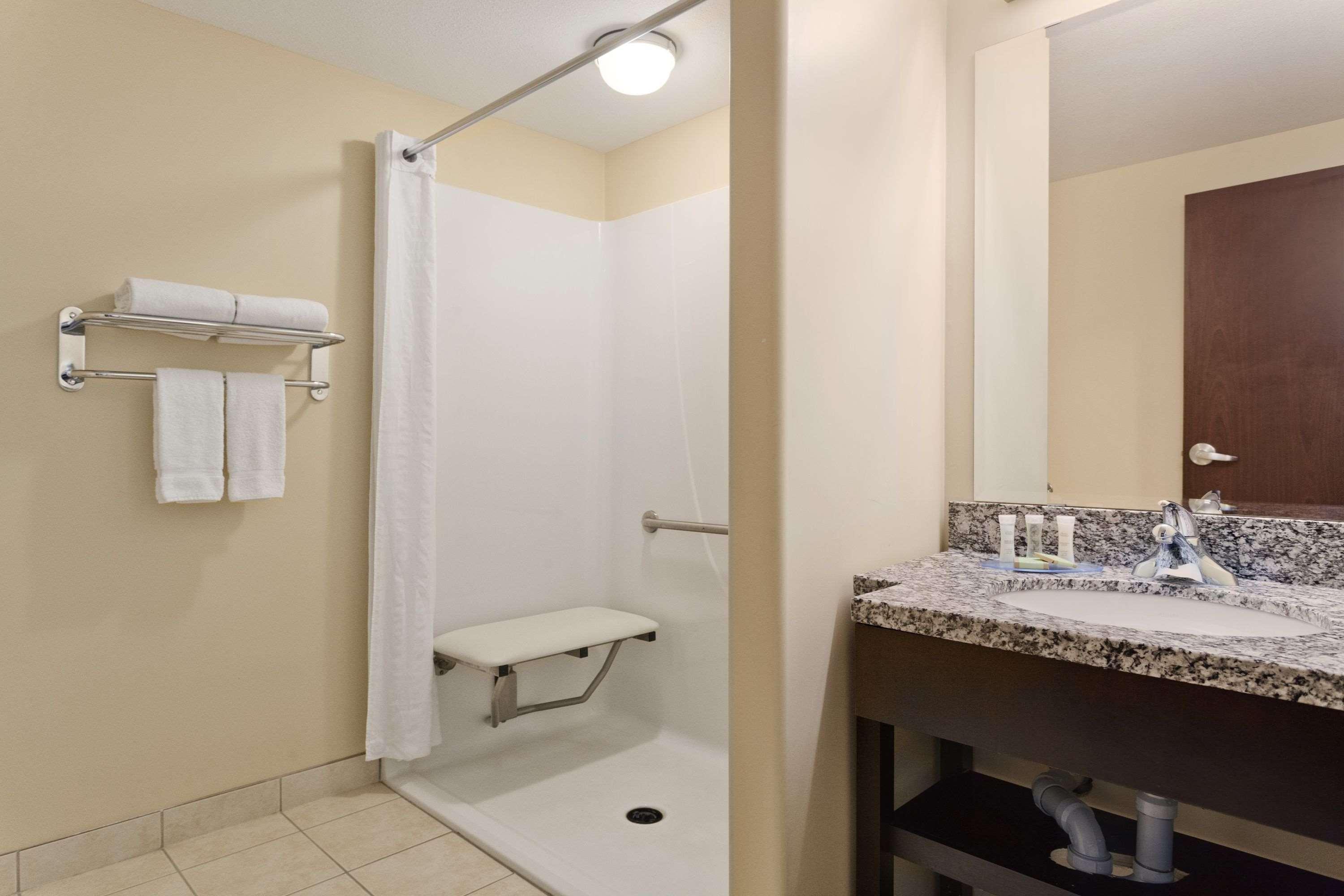 Super 8 By Wyndham Saskatoon Near Downtown Otel Dış mekan fotoğraf